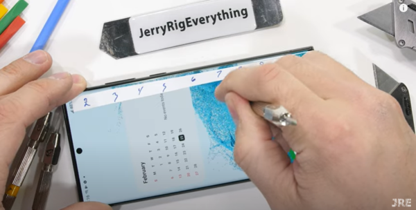 JerryRigEverything 영상 화면 캡처