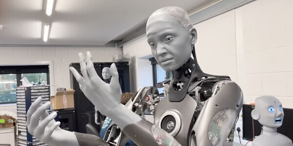 엔지니어드 아츠에서 개발한 휴머노이드 로봇 '아메카'