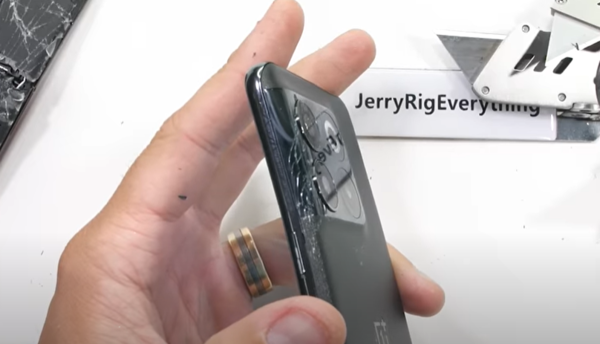 JerryRigEverything 영상 화면 캡처
