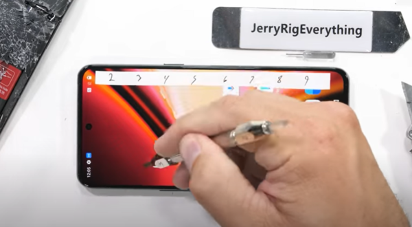 JerryRigEverything 영상 화면 캡처
