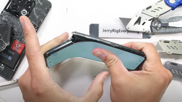 JerryRigEverything 영상 화면 캡처