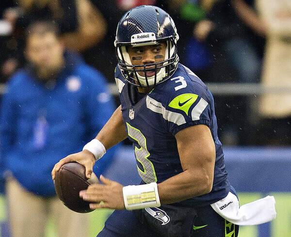6개월 전 트레이드된 미국 프로풋볼 ‘덴버 브롱코스’ 쿼터백인 ‘러셀 윌슨(Russell Wilson)의 카드가 관심을 모으고 있다. [사진출처: 위키미디어]