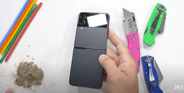 JerryRigEverything 영상 화면 캡처
