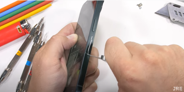 JerryRigEverything 영상 화면 캡처