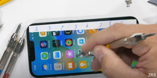 JerryRigEverything 영상 화면 캡처