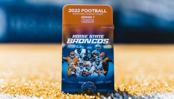 미국 대륙을 흔드는 미식축구 시즌이 시작되는 가운데, 수상 경력에 빛나는 보이시 주립대학교 미식축구 트레이딩 카드가 출시된다. [사진출처=보이시 주립대학교]