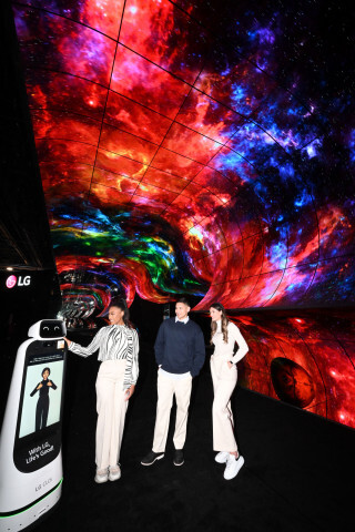 LG전자가 ‘CES 2023’ 전시회에서 LG전자 전시관 입구에 올레드 플렉서블 사이니지 260장을 이어 붙인 초대형 조형물 ‘올레드 지평선(OLED Horizon)’을 연출했다