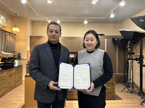 왼쪽부터 윤동국 어노테이션에이아이 대표이사, 정호연 겐츠베이커리 대표이사가 기념 촬영을 하고 있다