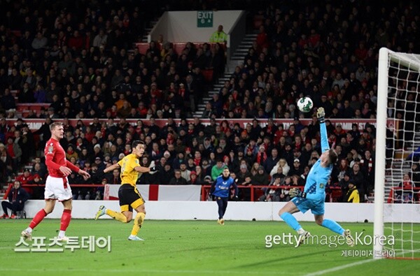 황희찬의 슈팅을 막는 딘 헨더슨 / 사진=Gettyimages 제공