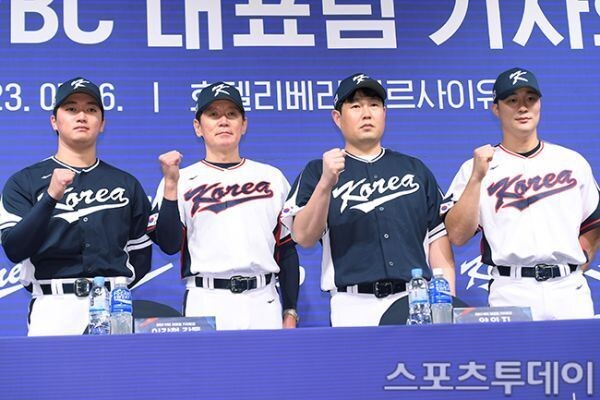 왼쪽부터 고우석, 이강철 감독, 양의지, 김하성 / 사진=권광일 기자