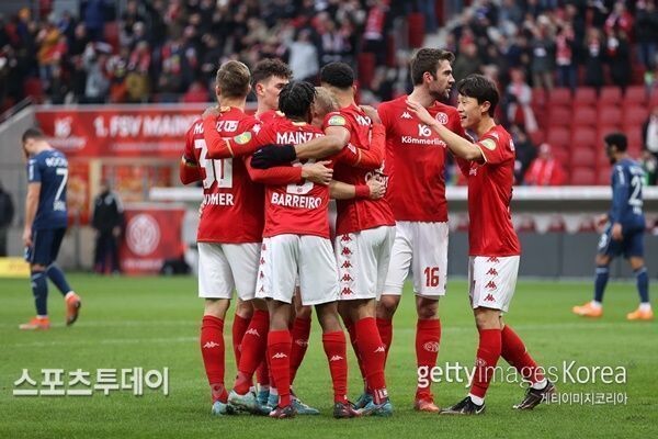 기뻐하는 마인츠 선수단 / 사진=Gettyimages 제공