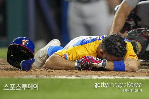 손가락에 볼을 맞은 뒤 고통스러워하는 알투베 / 사진=Gettyimages 제공