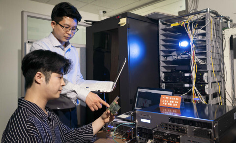 SK텔레콤은 SK스퀘어 자회사 IDQ, 국내 최고 수준의 네트워크 보안장비 회사 엑스게이트와 양자암호통신 기반 가상사설망(VPN, Virtual Private Network) 기술 개발에 완료했다고 17일 밝혔다