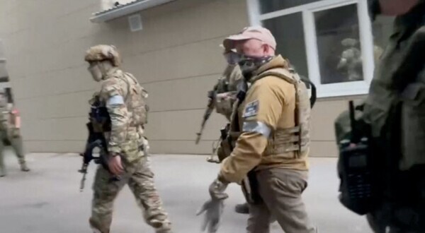 프리고진과 바그너 그룹 용병들이 러시아 로스토프나도누에 있는 남부 군관부 사령부에서 걷고 있는 모습. (사진=로이터 통신)