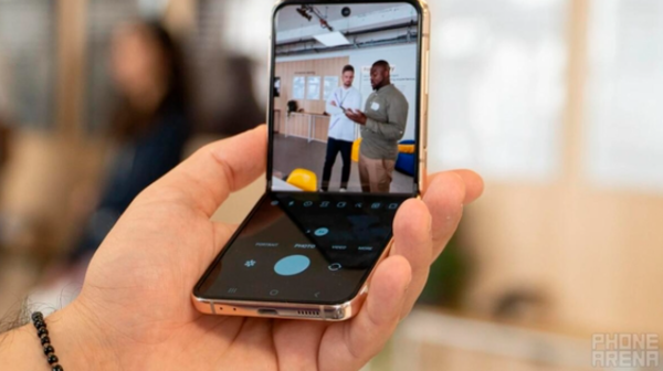 갤럭시Z플립4 내부 화면 및 카메라 / 폰아레나