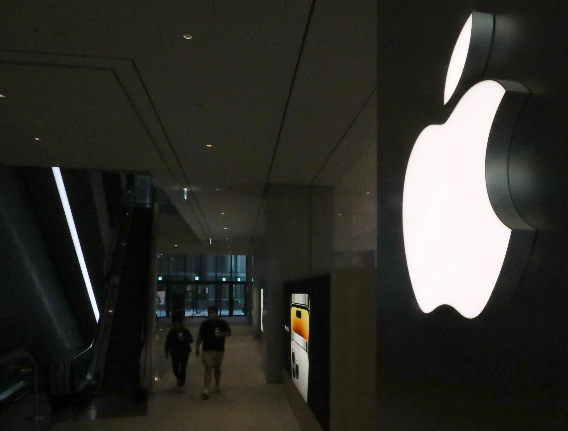 애플이 아이폰15 프로와 프로 맥스 가격을 인상할지 고민 중인 것으로 전해졌다. 사진은 2022년 11월2일 오후 서울 시내 애플스토어.