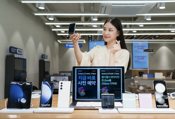 SKT 매장에서 SKT 홍보모델이 사전예약 혜택을 소개하는 모습./제공=SKT