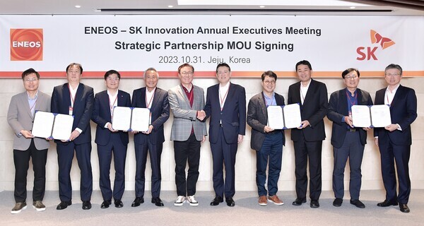  지난달 31일 제주 서귀포시에서 김준 SK이노베이션 부회장과 사이토 다케시 에네오스 사장 등 두 회사 경영진이 ‘경영진 회의’에서 합의한 협력 방안 업무협약(MOU)을 체결하고 기념촬영을 하고 있다. 이 자리에는 강동수 SK이노베이션 포트폴리오부문장, 나경수 SK지오센트릭 사장, 박상규 SK엔무브 사장, 서석원 SK트레이딩인터내셔널 사장 등 SK이노베이션 계열 주요 경영진이 참석했다.  사진=SK이노베이션