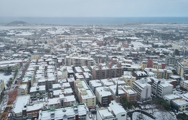 눈내린 제주 시내 주택가 전경. 사진=뉴시스