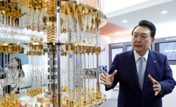 윤석열 대통령이 지난 6월 27일 서울 중구 동대문디자인플라자(DDP)에서 열린 양자과학기술 현재와 미래의 대화를 마친 뒤 '퀀텀 코리아 2023' 전시관을 찾아 한국표준과학연구원의 초전도 기반 50큐비트 양자컴퓨터 모형을 살펴보고 있다. 사진=뉴시스