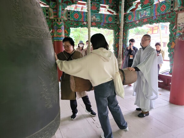 서울 성북구는  지역 사찰 문화를 직접 체험할 수 있는 ‘성북 가을 사찰탐방’을 운영, 성황리에 마쳤다고 3일 밝혔다. 사진=성북구