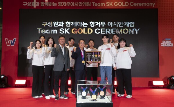 유영상 SK텔레콤 대표(사진 앞줄 왼쪽에서 3번째)가 자사 후원 아시안게임 국가대표 선수들과 함께 기념촬영을 하고 있다.(왼쪽부터 송세라, 김준호, 최인정, 헨리, 구본길, 제임스, 김정환, 황선우, 오상욱, 박혜정 순)  사진 =SK텔레콤