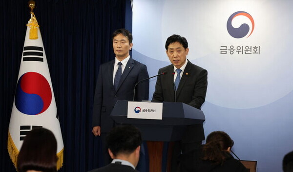 김주현 금융위원장과 이복현 금융감독원장이 지난 5일 오후 서울 종로구 정부서울청사에서 공매도 대책을 발표하고 있다. 사진=뉴시스