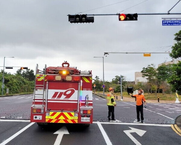 강풍주의보가 내려진 6일 오전 제주 서귀포시 대정읍 소재 도로에서 신호등 사색등이 떨어져 소방당국이 조치에 나서고 있다. 사진=제주소방안전본부