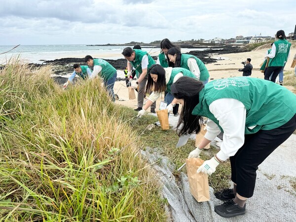 스타벅스 커뮤니티 스토어 7호점(제주세화DT점) 첫번째 친환경 활동 진행. 스타벅스 코리아 손정현 대표이사와 스타벅스 파트너들이 세화해수욕장에서 플로깅을 하고 있다. 사진=스타벅스 코리아