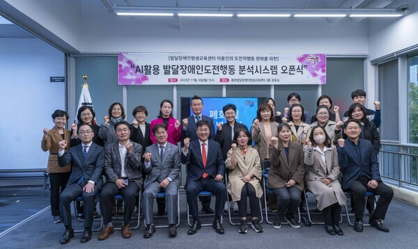 SK텔레콤은 서울시와 함께 지난 6일 오후 서울 종로구 종로발달장애인평생교육센터에서 AI 활용 발달장애인 도전행동 분석시스템 오픈식을 가졌다. 사진 앞줄 왼쪽부터 엄종환 SK텔레콤 ESG 얼라이언스(Alliance)담당, 고광현 서울시 장애인복지과장, 이광규 종로구의회 부의장,  정문헌 종로구청장, 김수정 서울장애인부모연대 법인대표. 사진=SK텔레콤