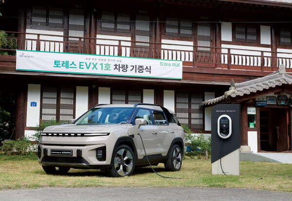 KG모빌리티가 지난달 전남 담양 ‘도래수 마을’에 전기 스포츠유틸리티차(SUV) 토레스 EVX 1호차를 기증하고 마을 공용 전기차 충전시설을 설치한 모습. 사진=KG모빌리티