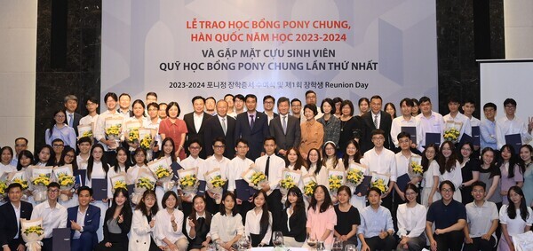 박항서 前베트남 남자축구 국가대표팀 감독, 하노이국립대학교 응우옌 황 하이 부총장, 정몽규 포니정재단  이사장, 故 정세영 HDC그룹(前현대산업개발) 명예회장의 부인 박영자 여사, 정몽규 포니정재단 이사장의 부인 김나영 여사  사진=포니정재단