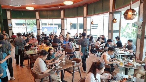 BBQ가 필리핀 마닐라에 운영하고 있는 BBQ 로빈슨 마그놀리아점에서 현지인과 관광객들이 BBQ 치킨을 즐기고 있다. 사진=제너시스 BBQ