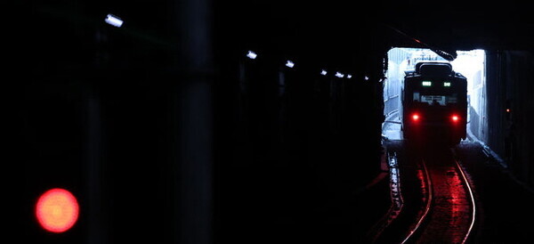 8일 오전 서울 중구 서울역 지하철 1호선 승강장에서 열차가 빠져나가고 있다. 서울교통공사와 민주노총·한국노총 소속 양대 노조로 구성된 연합교섭단은 8일 오후 3시부터 성동구 공사 본사에서 만나 막판 교섭을 진행했으나 접점을 찾지 못했다. 연합교섭단은 오후 9시10분께 교섭 결렬을 공식 선언했다. 사진=뉴시스