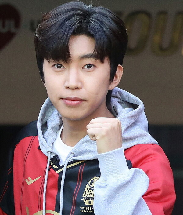 장애인축구단을 위해 방한복을 선물한 임영웅 사진=뉴시스