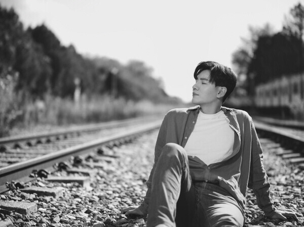 5년만에 첫 정규앱멈을 발매한  가수 한강  사진=엠컴퍼니