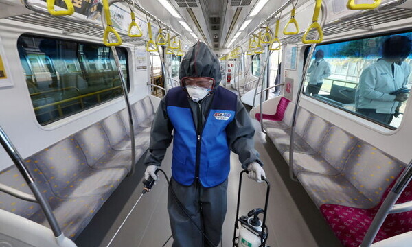 전국에서 빈대가 출몰하는 가운데 지난 9일 오후 서울 강서구 서울시메트로9호선 김포차량기지에서 방역 업체 직원이 지하철 의자를 고온 스팀 청소 및 소독하고 있다. 사진=뉴시스