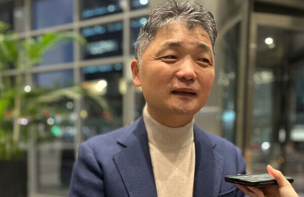 김범수 카카오 창업자 겸 미래이니셔티브센터장은 13일 경기도 성남시 판교 카카오모빌리티 본사에서 개최된 제3차 경영회의에 들어가기에 앞서 취재진들의 질문에 답하고 있다. 사진=뉴시스