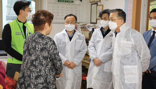 이한준 LH사장이 대방1 영구임대 노인정 소독현장을 점검하고 입주민과 대화하고 있다.사진=LH