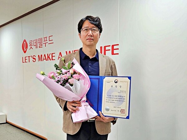 롯데웰푸드 양산공장장이 환경과학기술인의 날 기념행사서 환경부장관상을 받고 기념촬영을 하고 있다.사진=롯데웰푸드