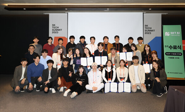 SKT AI 펠로우십 5기 학생들이 수료식을 마치고 기념촬영을 하는 모습  사진=SKT