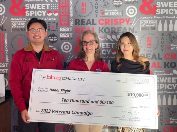 BBQ치킨_BBQ가 미국 버지니아 알링턴에 버지니아스퀘점에서 패밀리(가맹점주, 오른쪽)와 아너스 플라이트  사진=BBQ