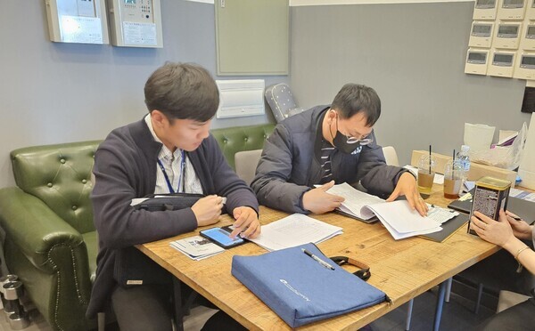 인천광역시 특별사법경찰이 수산물 거래내역서 등 장부를 확인하고 있는 모습 사진=인천광역시