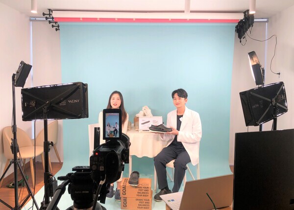 서울 영등포구청이 최근 예비 창업가, 소상공인 등의 온라인 시장 진출을 돕고 경쟁력을 강화하기 위해 '스튜디오 영원'을 진행했다. 사진은 '스튜디오 영원' 프로그램 중 생방송으로 진행됐던 '라이브커머스' 모습 사진=영등포구청
