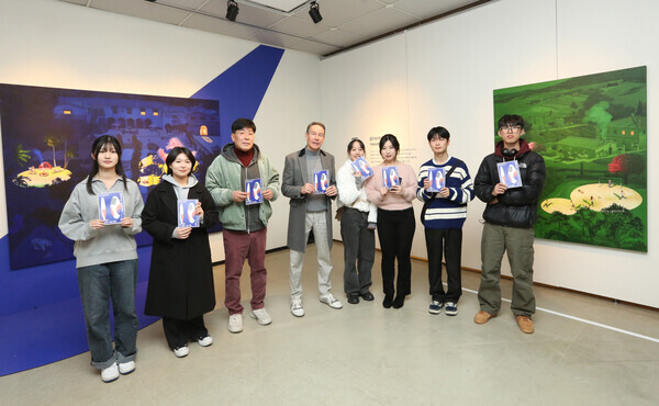한성자동차 대표 울프 아우스프룽(좌측에서 네 번째) 대표와 드림그림 장학생들의 단체 사진 사진=한성자동차