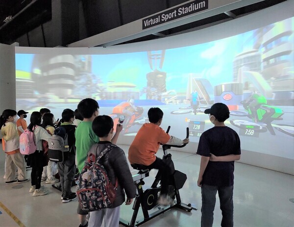 지난 4월 진행됐던 '과천과학관 체험 프로그램'에서 초등학생들이 자전거 시물레이터에 탑승해 미래도시를 달려보는 체험을 하고 있는 모습 사진=영등포구청