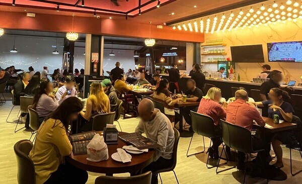 BBQ는 지난 10월 코스타리카 산호세 에스카주몰(escazu village)점 오픈한 이후 현지인과 관광객들의 인기를 크게 끌면서 한달 만에 코스타리카 쿠리다바트에 모멘텀 피나레스점을 오픈했다. 사진은 새로 문을 연 산호세 모멘텀 피나레스점에서 현지인들이 BBQ 치킨을 즐기고 있는 모습 사진=젠너시스BBQ 그룹