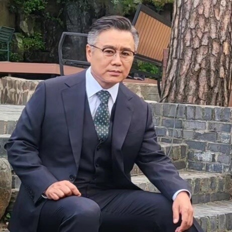 배우 이광기가 직접 운영하는 갤러리끼용문에서는 12월 2일까지 이색 특별 전시회가 화제가 되고 있다.