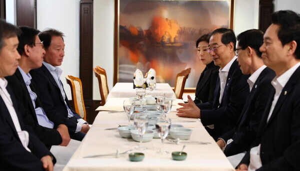 한덕수 국무총리가 지난 26일(현지시간) 프랑스 파리 도착 직후 유치교섭 전략회의를 열고 2030 부산세계박람회 막판 총력전을 위한 유치 전략을 논의했다. 사진=총리실