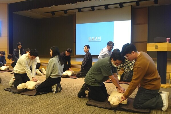 지난 27일 동아제약 본사 대강당에서 진행한 중대재해 대응 모의훈련에서 동아제약 임직원들이 심폐소생술(CPR) 교육에 참여하는 모습 사진=동아제약